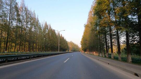 黄昏道路行驶车辆