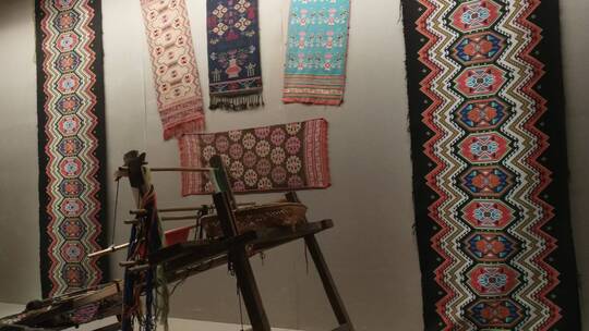 土家族西兰卡普织布机与布匹