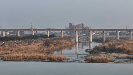 航拍西成高铁广汉段高铁跨鸭子河空镜