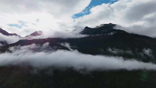 清晨山峰云雾萦绕