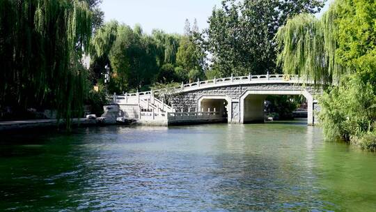 山东济南大明湖公园景区湖面景色与石拱桥