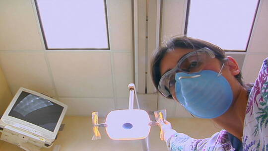 牙医给病人清洁口腔视频素材模板下载