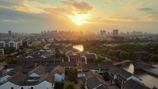航拍日落时的苏州古城