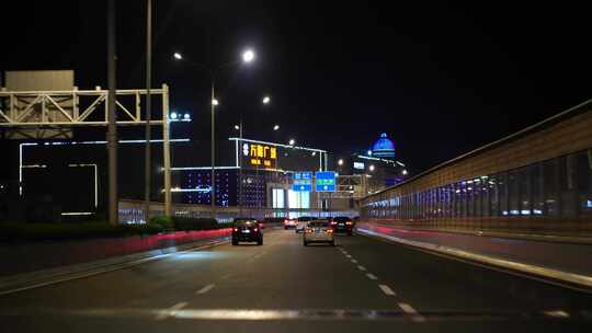 夜间开车行驶在城市道路夜晚城市车窗外风景