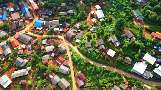 山坡村庄和农业区的鸟瞰图