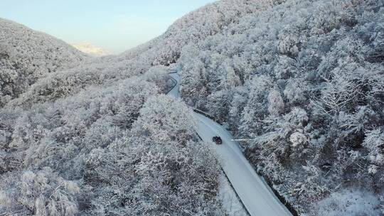 航拍湖北神农架风景区冬季雪山冰雪风光雪景