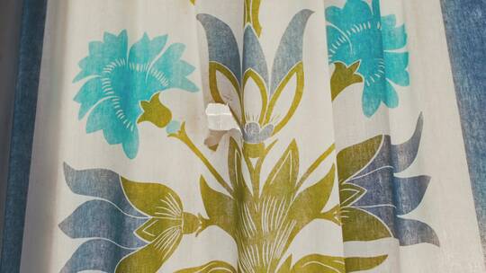 破了一个洞的窗帘