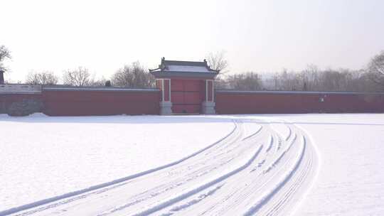 冬季氛围感，禅宗，雪地雪路，中式红墙