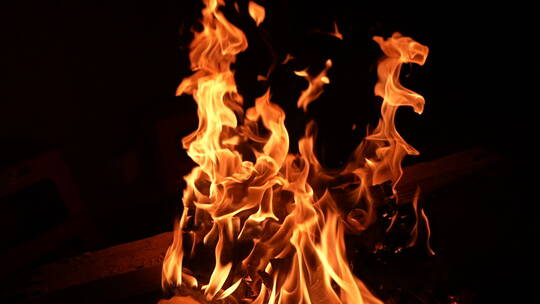 【燃烧的火焰】慢镜头拍摄燃烧的火焰视频素材模板下载