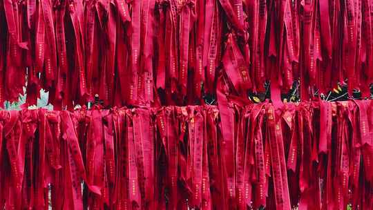 寺庙里祈祷的红绸带