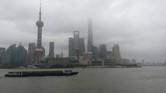 台风中的黄浦江中船行驶经过东方明珠塔