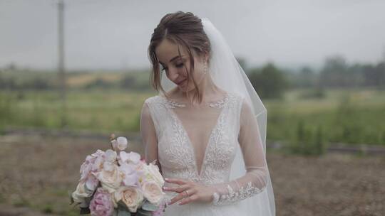 新娘手中的婚礼花束视频素材模板下载