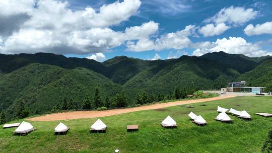 露营基地户外野营休闲草地踏青帐篷航拍视频视频素材模板下载