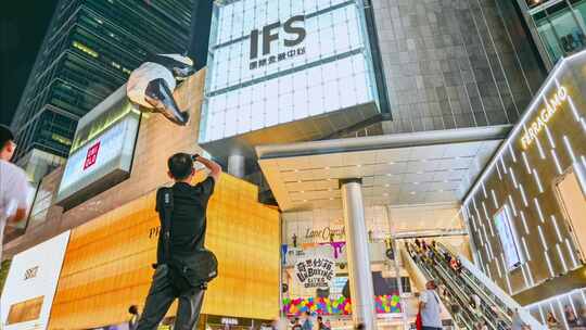 四川成都春熙路IFS天空商务街道延时夜景