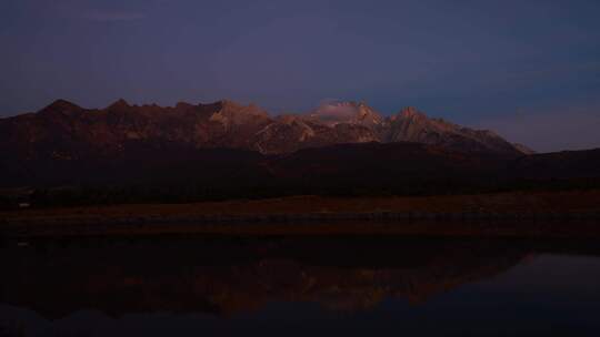 云南丽江玉龙雪山日照金山延时景观