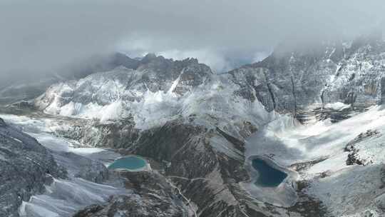 中国四川甘孜稻城亚丁央迈勇山坳云海景观