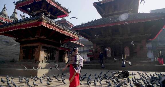 美女在杜巴广场开心舞蹈飞舞的鸽子4k旅拍