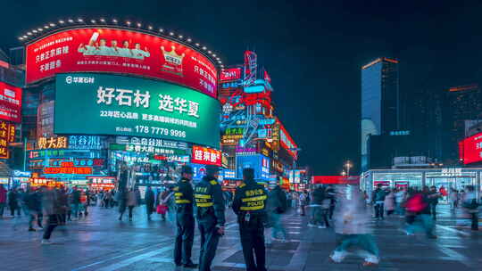 长沙街头夜景下的热闹商业景象