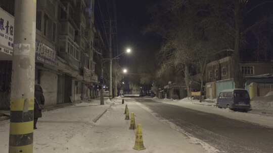 灯火通明的深夜中行走在积雪堆积路上的行人视频素材模板下载