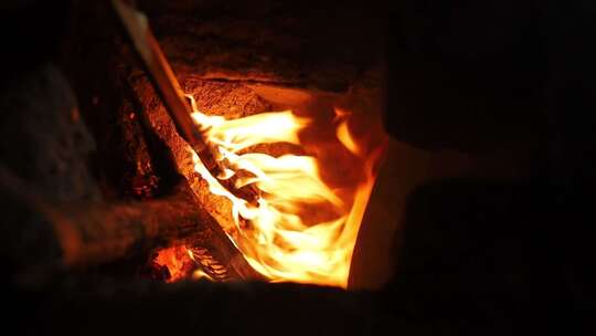 柴火炉里燃烧的木头火焰