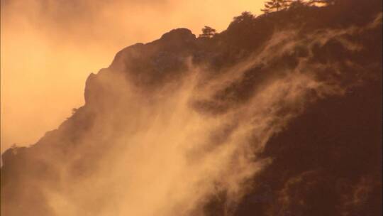 山川云雾缭绕自然景色
