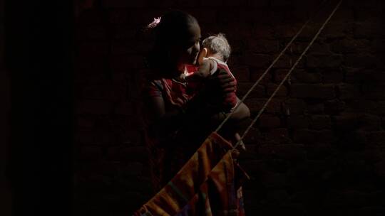 印度女孩抱着婴儿