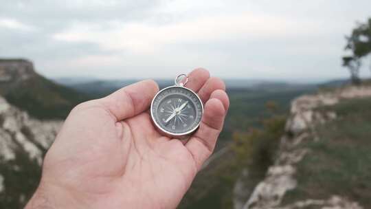 旅行者在山上用指南针寻找方向