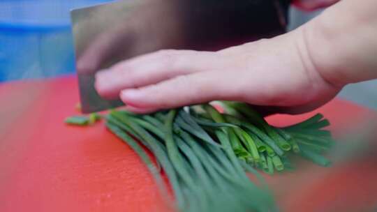 学校食堂厨师师傅大锅烧油炒菜