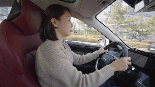 年轻女性在城市道路开车