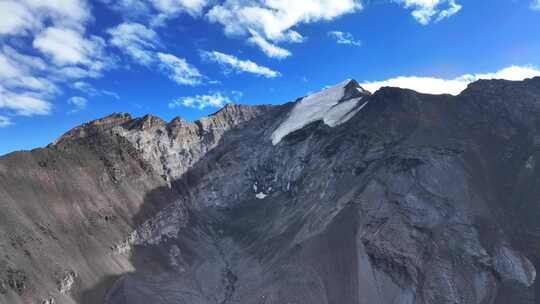 航拍四川岷山山脉主峰雪宝顶雪山风光