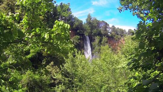 高山流水瀑布