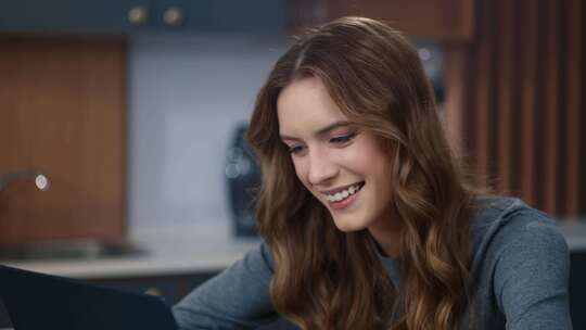 女性居家使用笔记本电脑