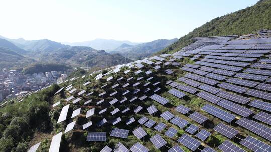 航拍山上光伏太阳能电池板