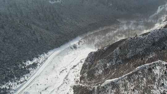 青海互助龙王山雪山树木河流航拍视频