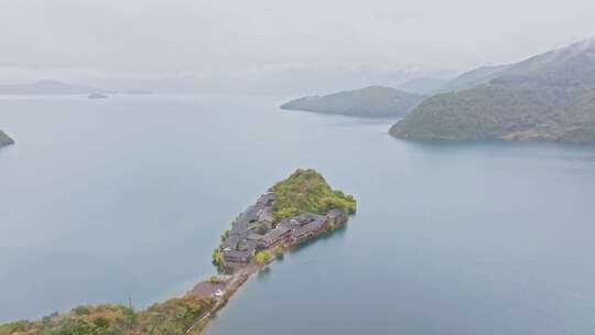 4k航拍雨中泸沽湖