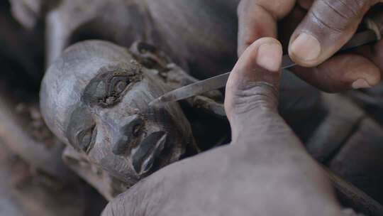 非洲坦桑尼亚工匠精心雕刻木制雕像