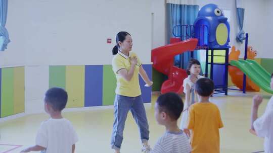 幼儿园小朋友运动做操跳舞