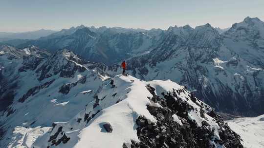 站在雪山之巅航拍