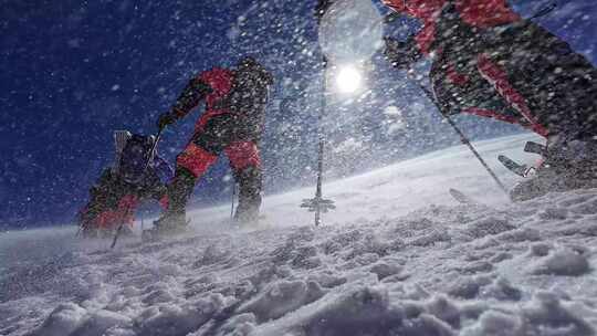 风雪中攀登慕士塔格峰雪山的登山队队员