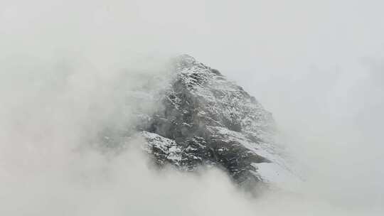 云中最小的雪白岩石面，极简主义崎岖的落基