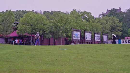 相机4K摄湖北当阳玉泉寺森林步道游客背影3