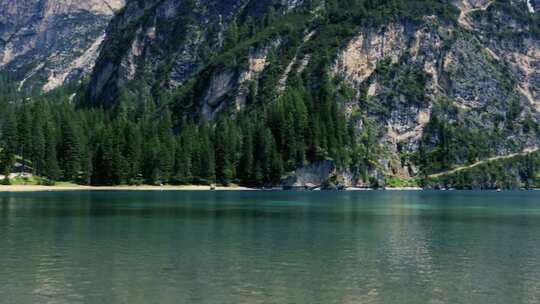 意大利阿尔卑斯山多洛米蒂的拉戈迪布雷湖视频素材模板下载