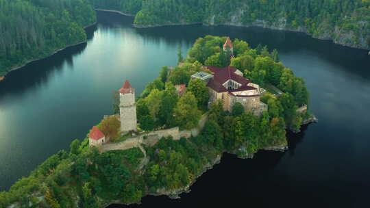 捷克共和国伏尔塔瓦河和奥塔瓦河畔山上兹维科夫城堡的鸟瞰图