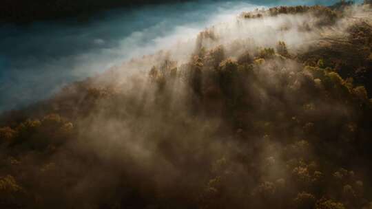 丁达尔效应山中迷雾
