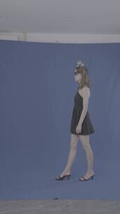 美女外模走路蓝布抠像4Klog原素材