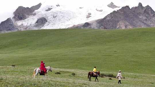 航拍4k四川甘孜格聂雪山查冲西村藏区骑马