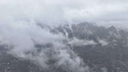 云雾绕泰山