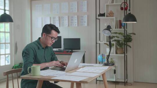 亚洲人在笔记本电脑前工作视频素材模板下载