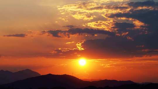 傍晚山峰日落延时唯美夕阳乡村黄昏天空晚霞