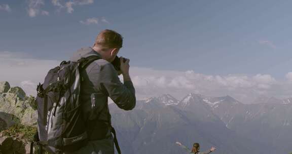 情侣登山